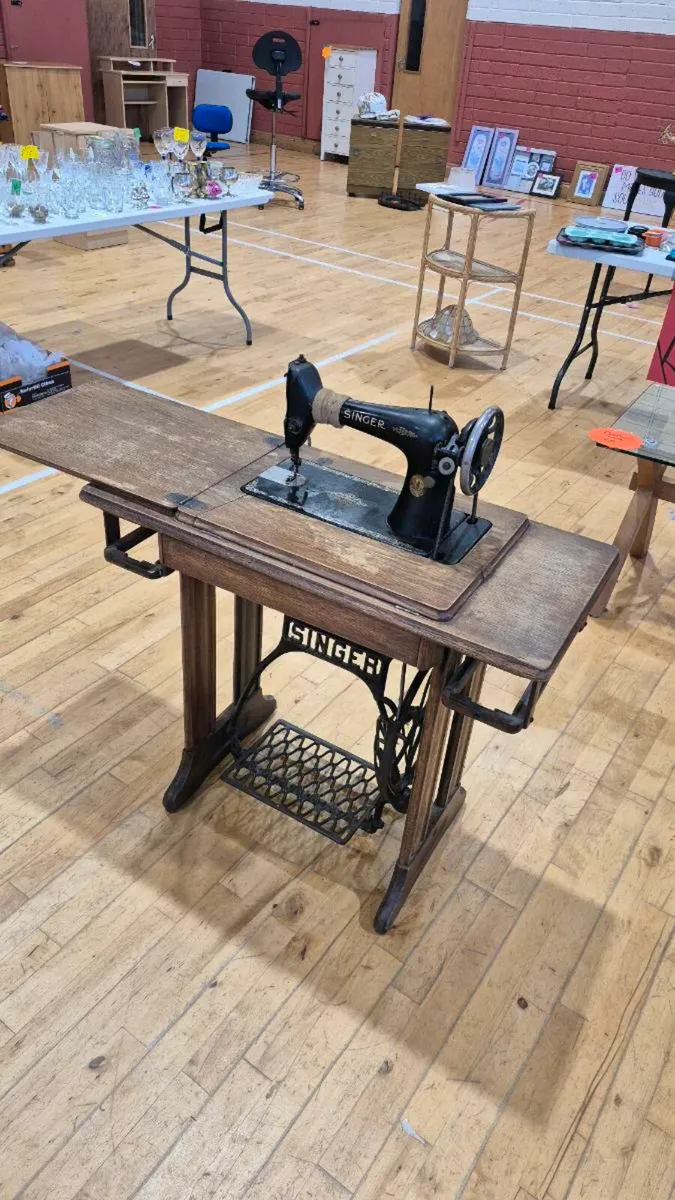 Singer sewing machine - Image 1