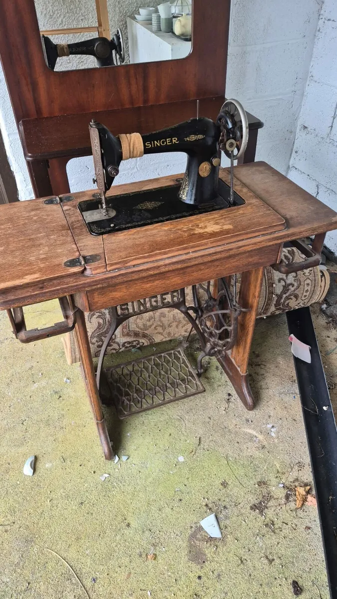 Singer sewing machine - Image 2