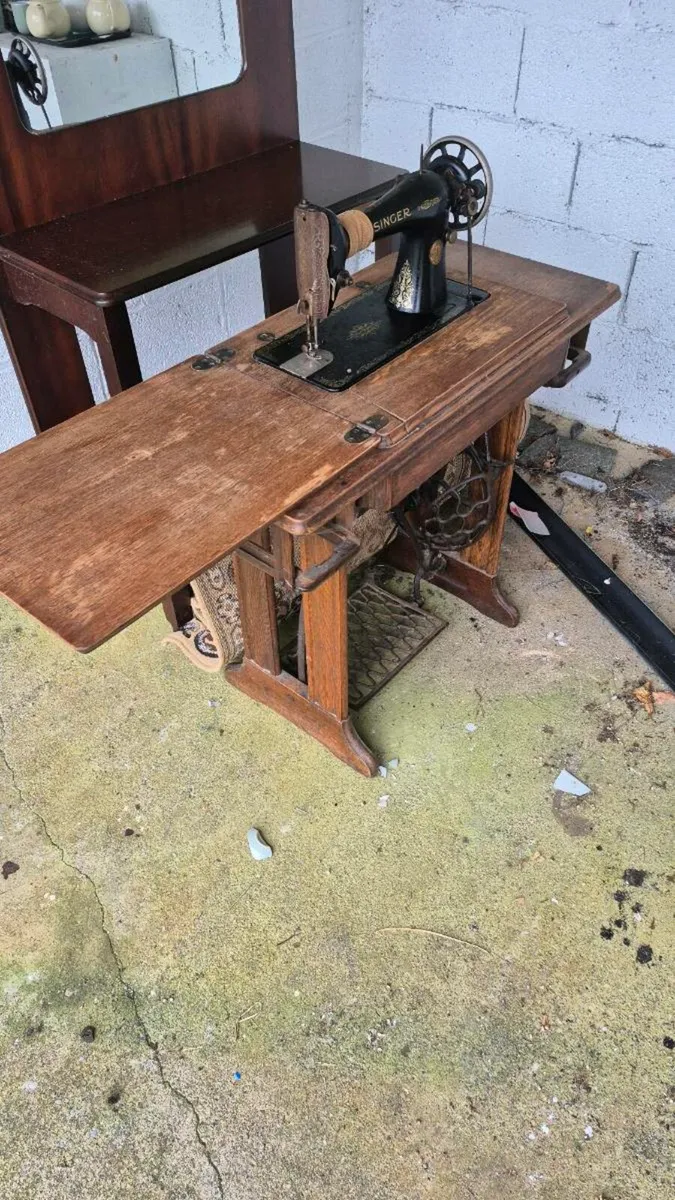 Singer sewing machine - Image 3