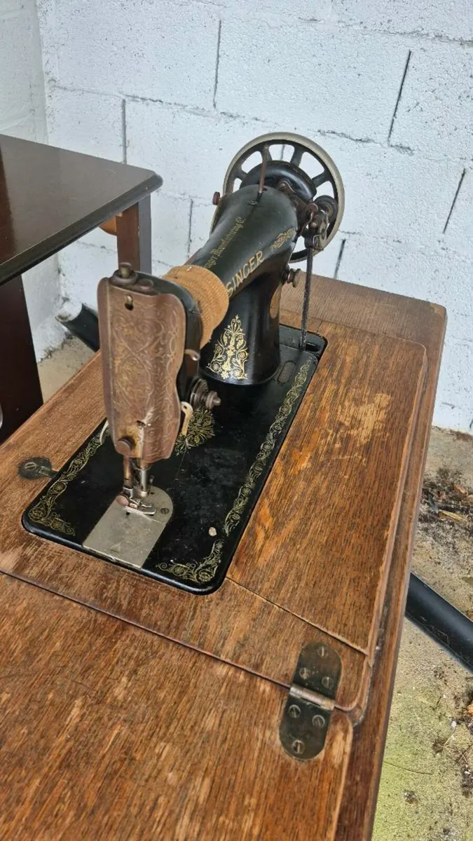 Singer sewing machine - Image 4