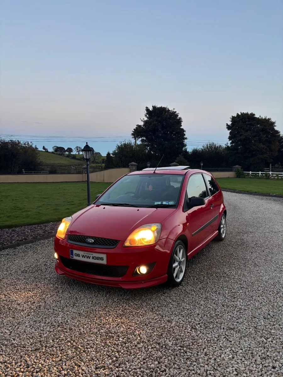 Ford Fiesta Sunroof - Image 3