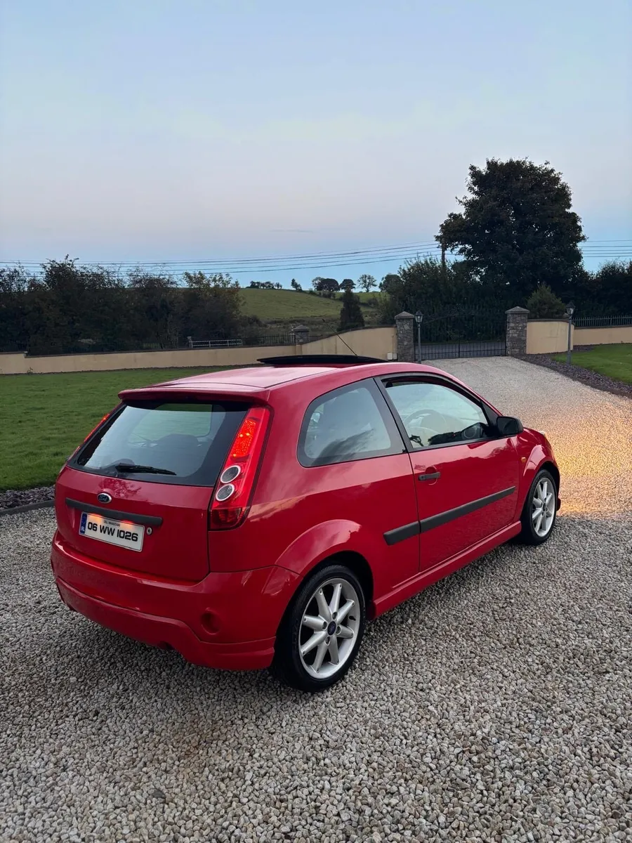Ford Fiesta Sunroof - Image 4