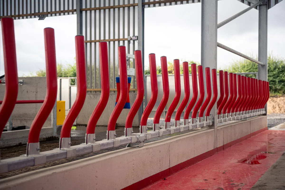 Evolve Feed Rail Barrier Fence - Image 1