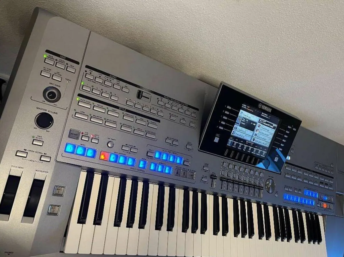 Yamaha Tyros 5 61 keys with accessories - Image 2