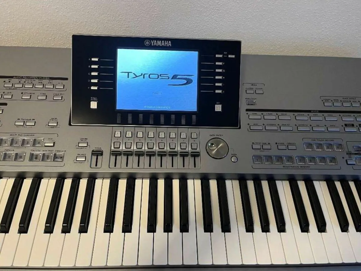 Yamaha Tyros 5 61 keys with accessories - Image 3