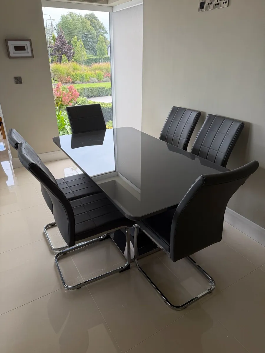 Table and 6 chairs - Image 1