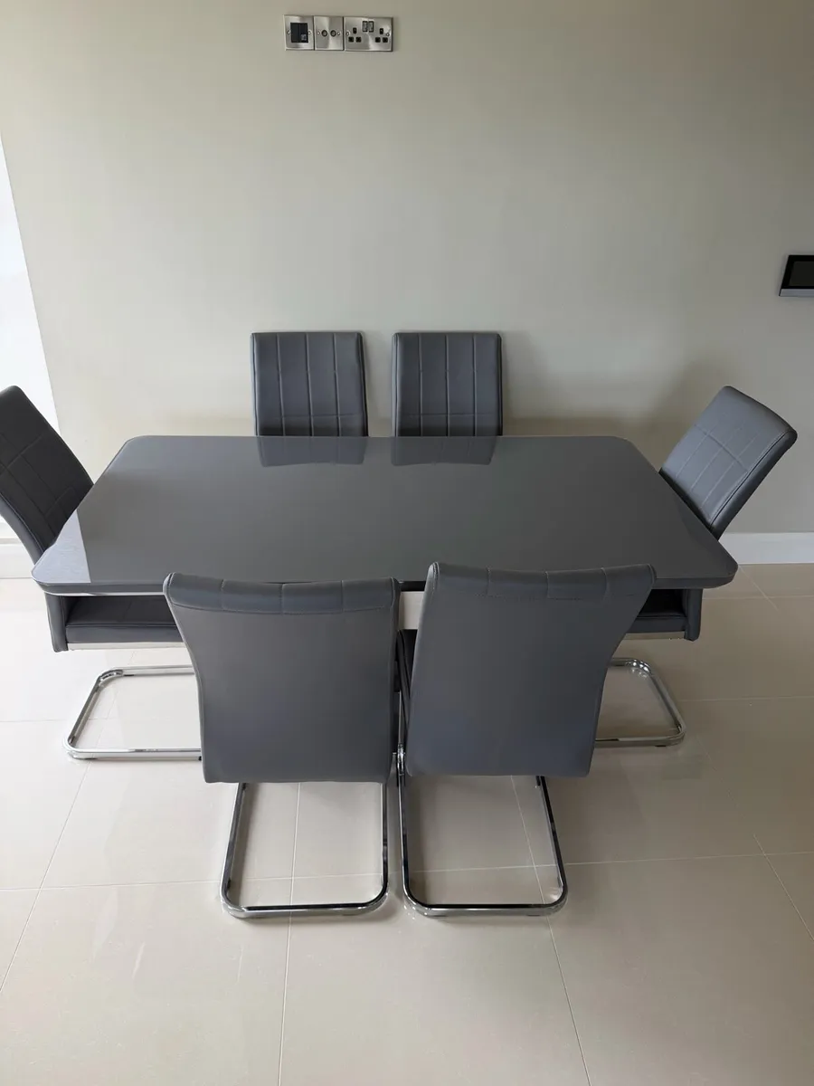 Table and 6 chairs - Image 2
