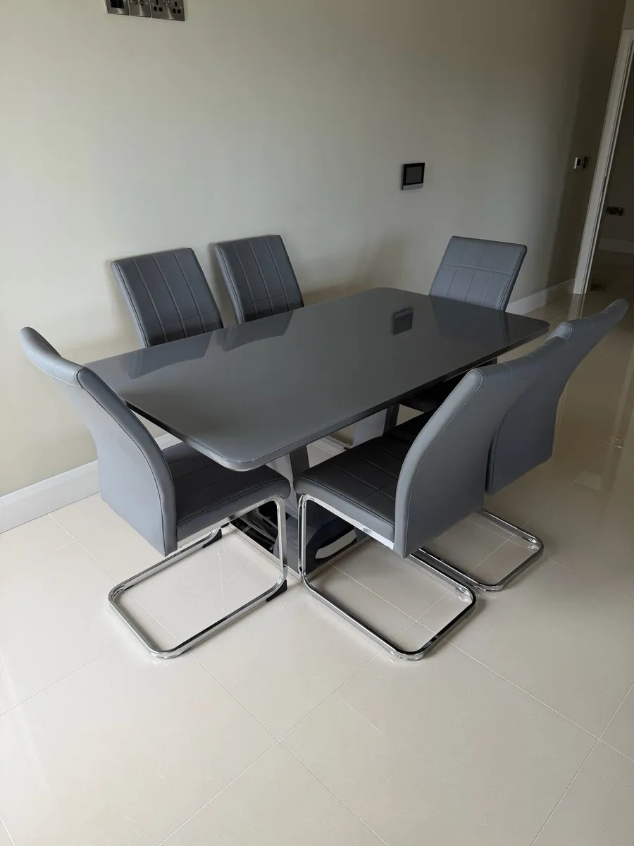 Table and 6 chairs - Image 3
