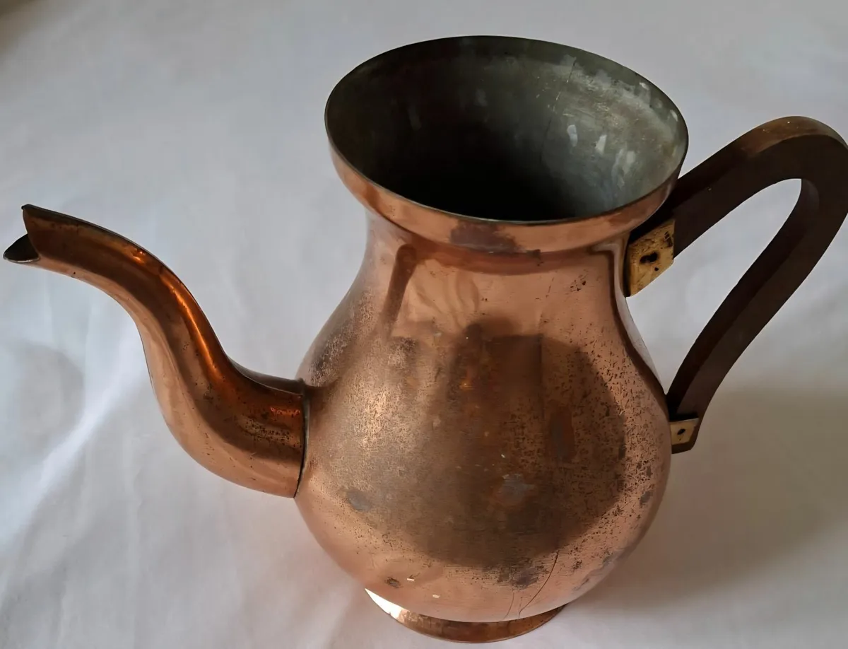A set of copper vessels - Image 4