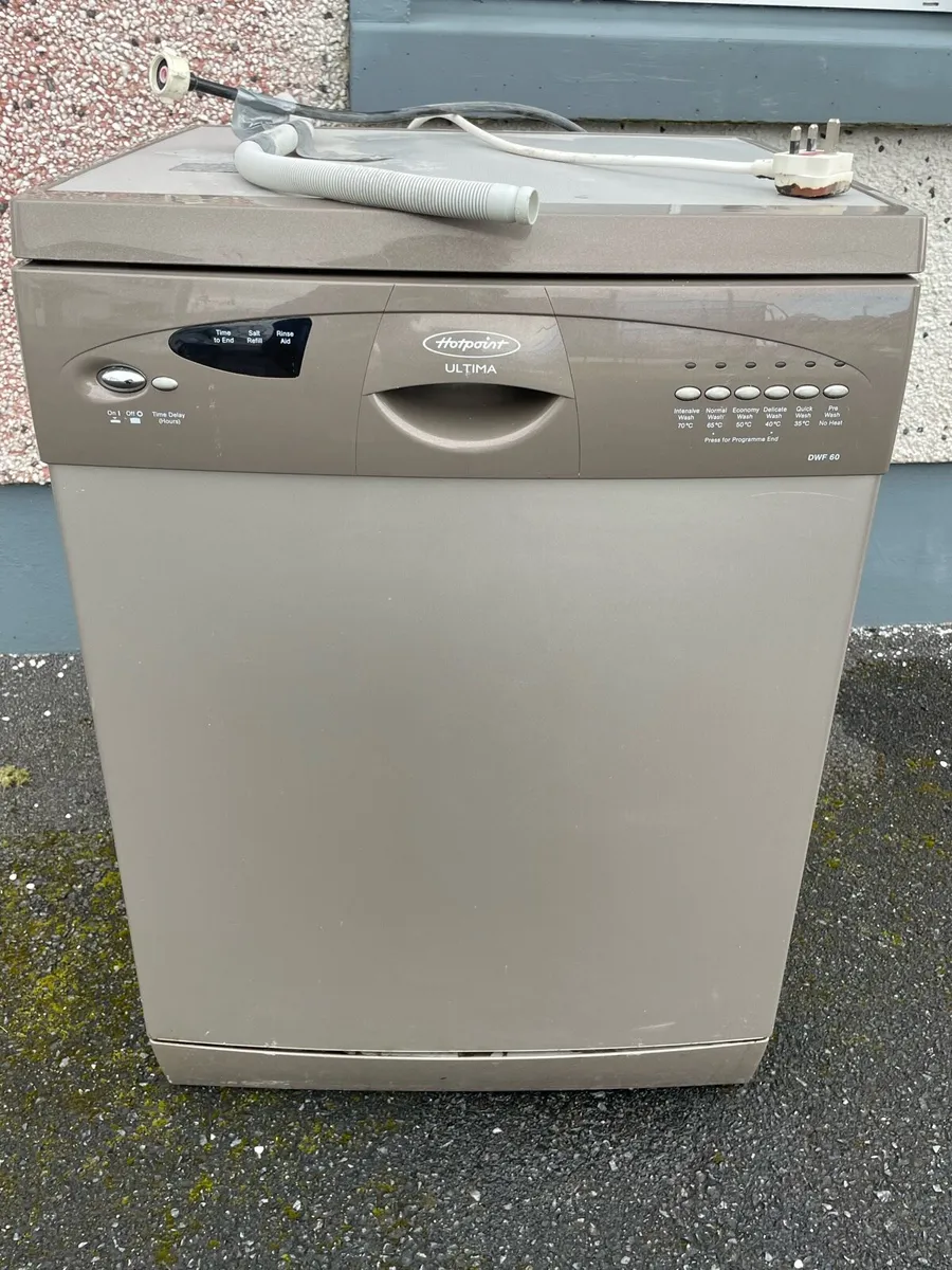 Freestanding Hotpoint Dishwasher - Image 1