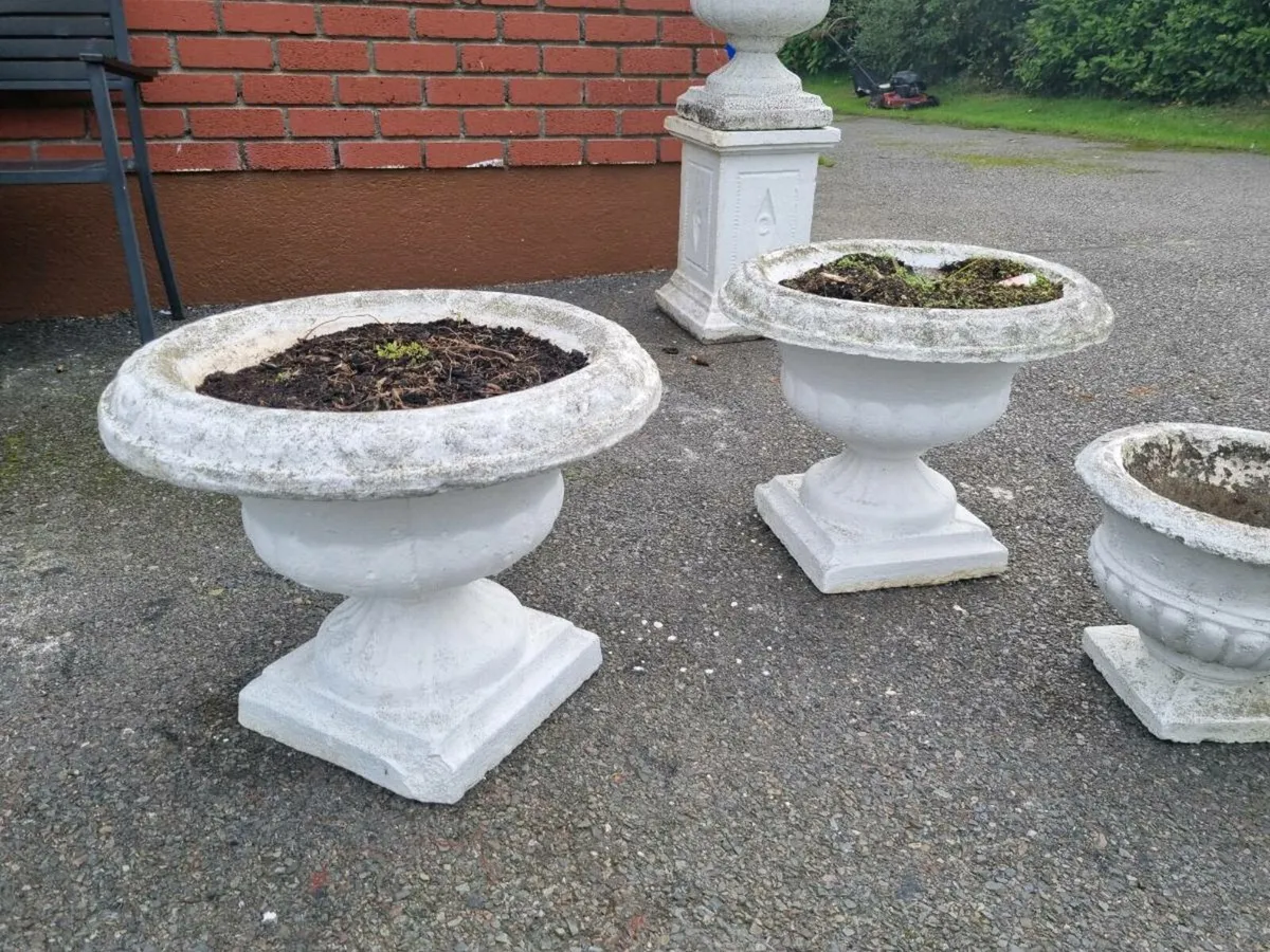 Large pair of old flower pots - Image 1