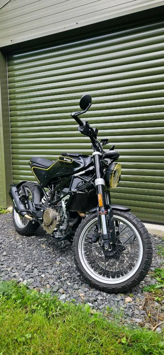 Husqvarna Svartpilen 401 - Image 1