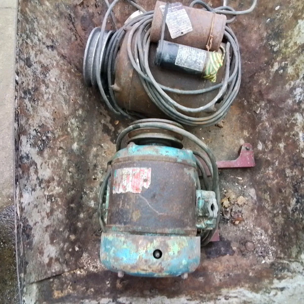 ANTIQUE AND COLLECTABLES - Image 1