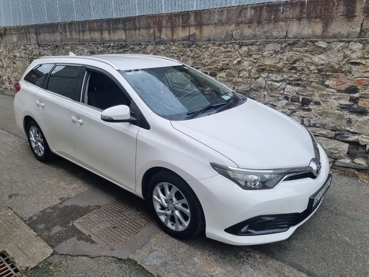 Toyota Auris 2016 - Image 2