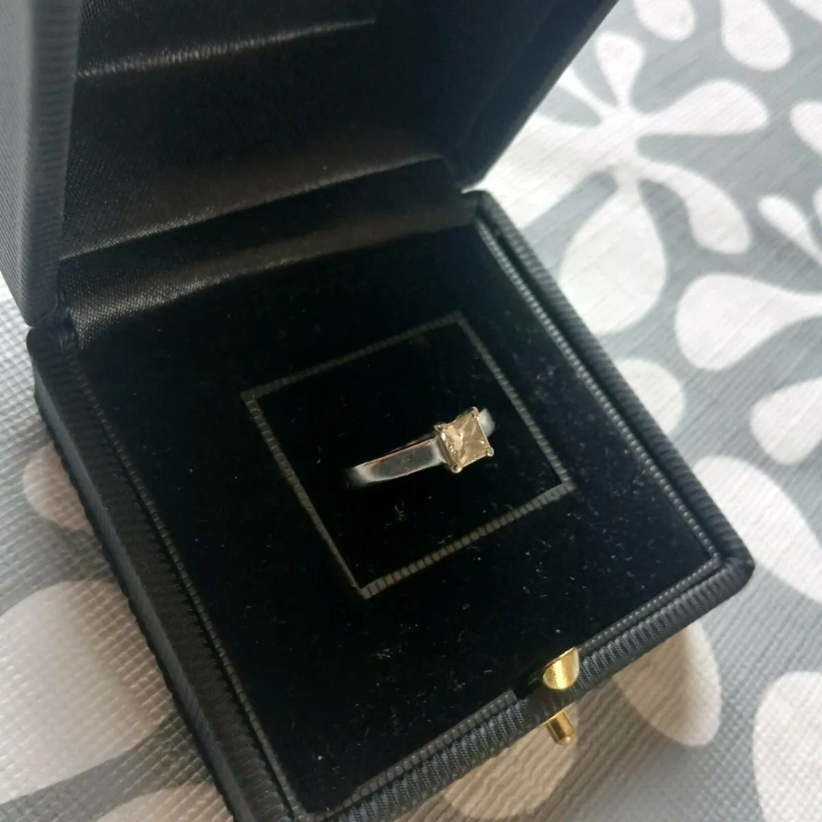 Engagement ring - Image 1