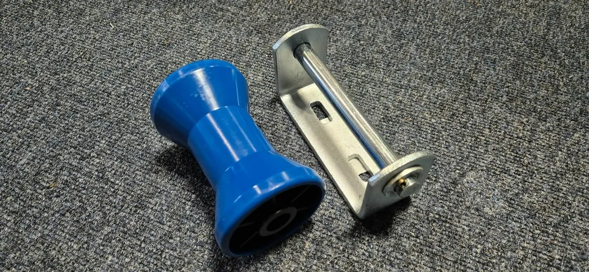 €8 ....5in non marking  blue roller - Image 2