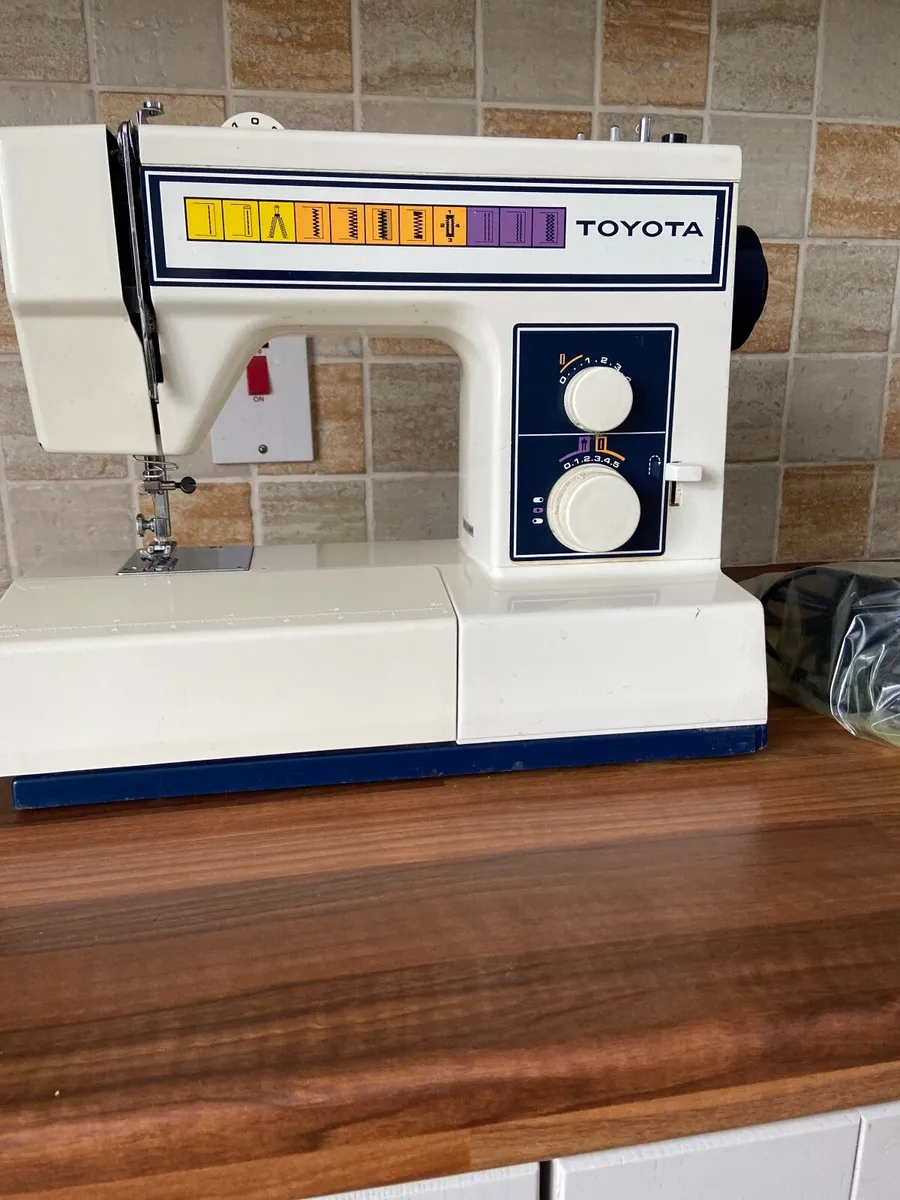 Electric sewing machine - Image 1