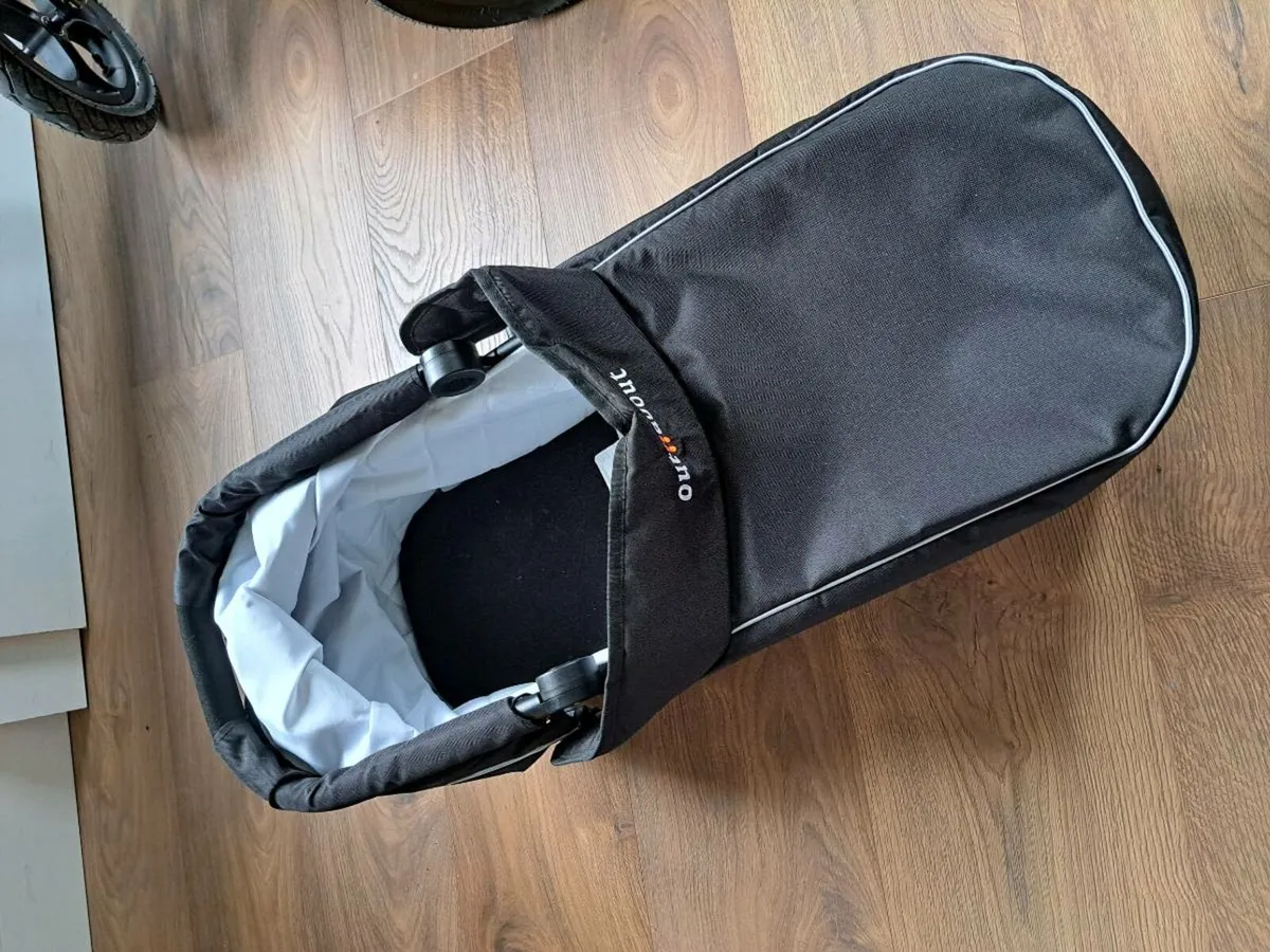Carrycot and adaptor - Image 1