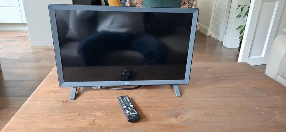 LG 24 Inch smart tv - Image 2