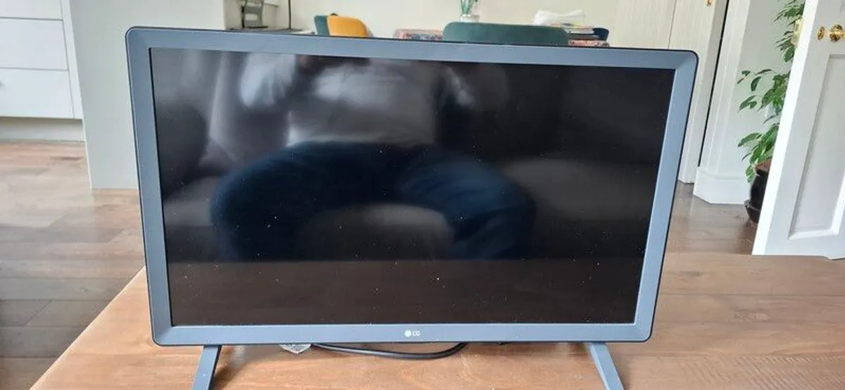 LG 24 Inch smart tv - Image 3