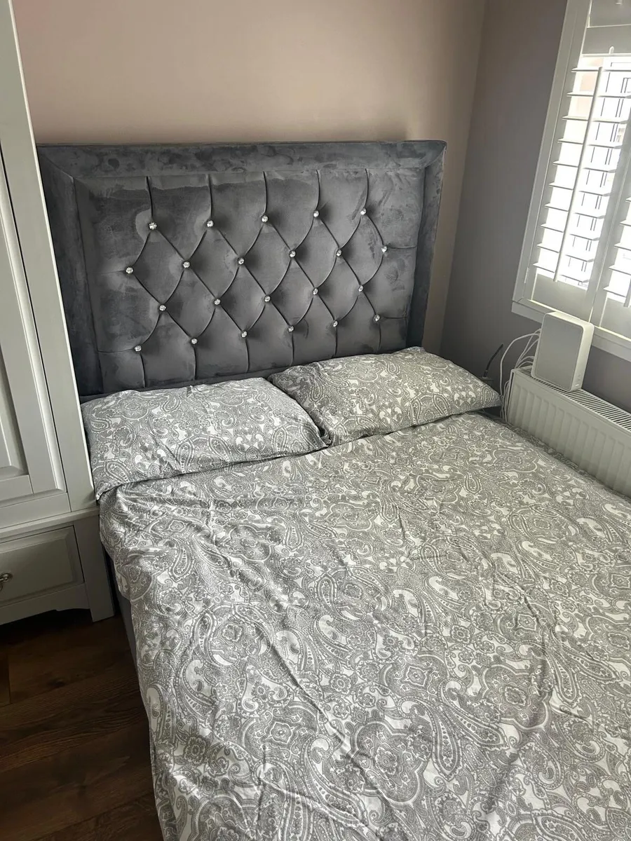 4ft Bed w/Mattress - Image 1
