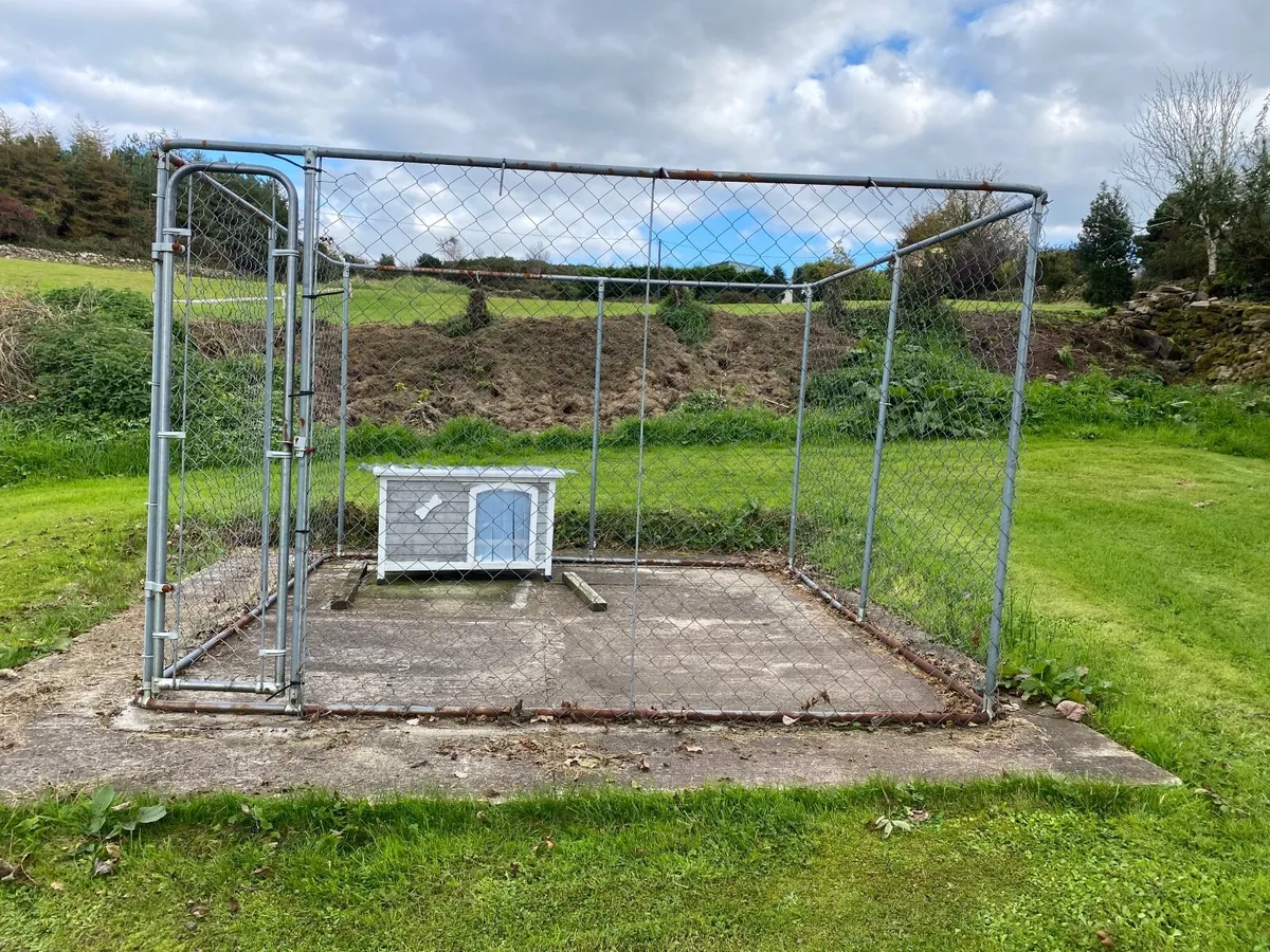 Dog pen - Image 1