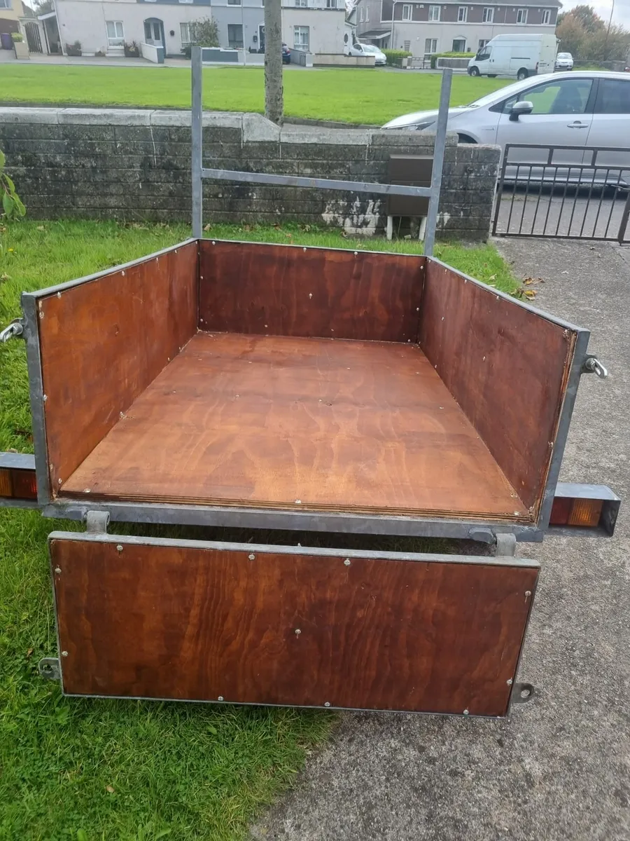 Trailer - Image 1