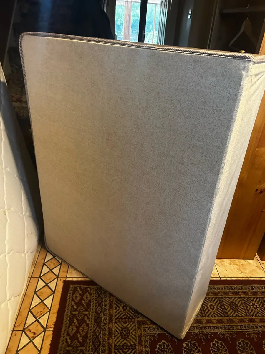 Bed and mattress - Image 2