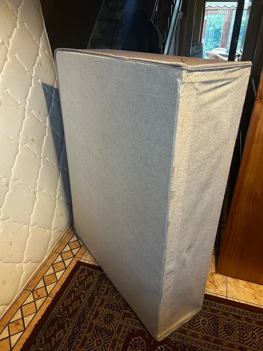 Bed and mattress - Image 3