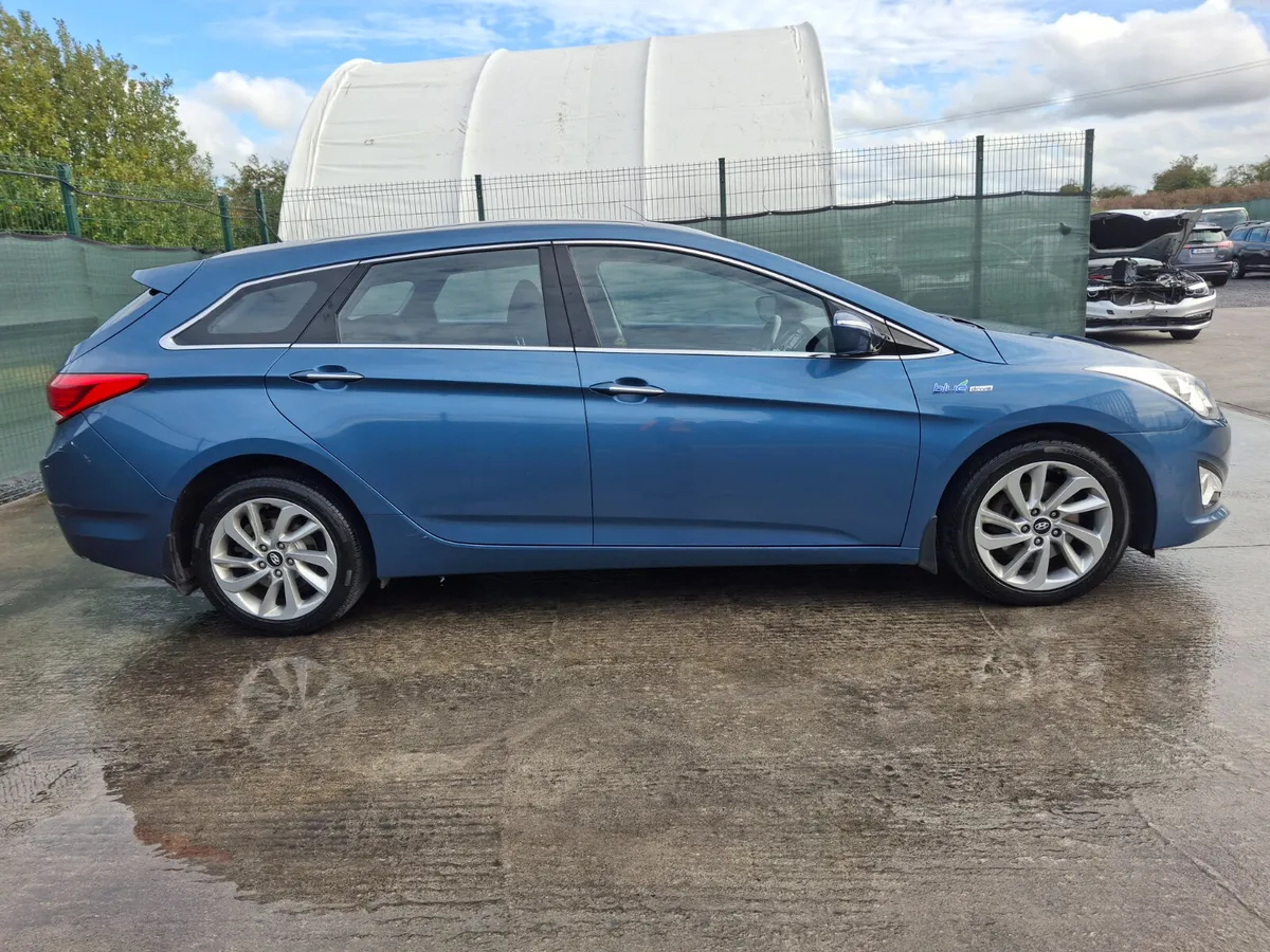 2015 Hyundai i40  Executive  light damage - Image 4