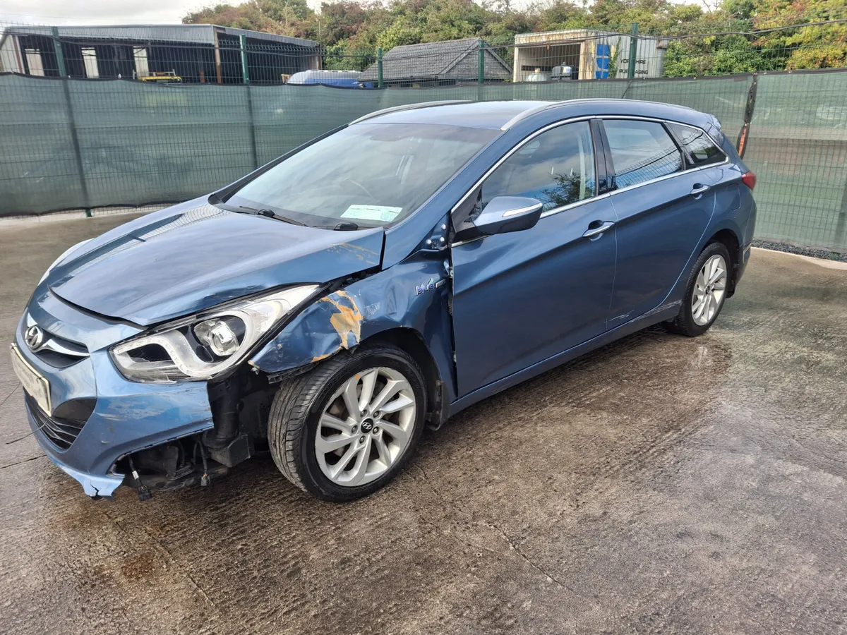 2015 Hyundai i40  Executive  light damage - Image 3