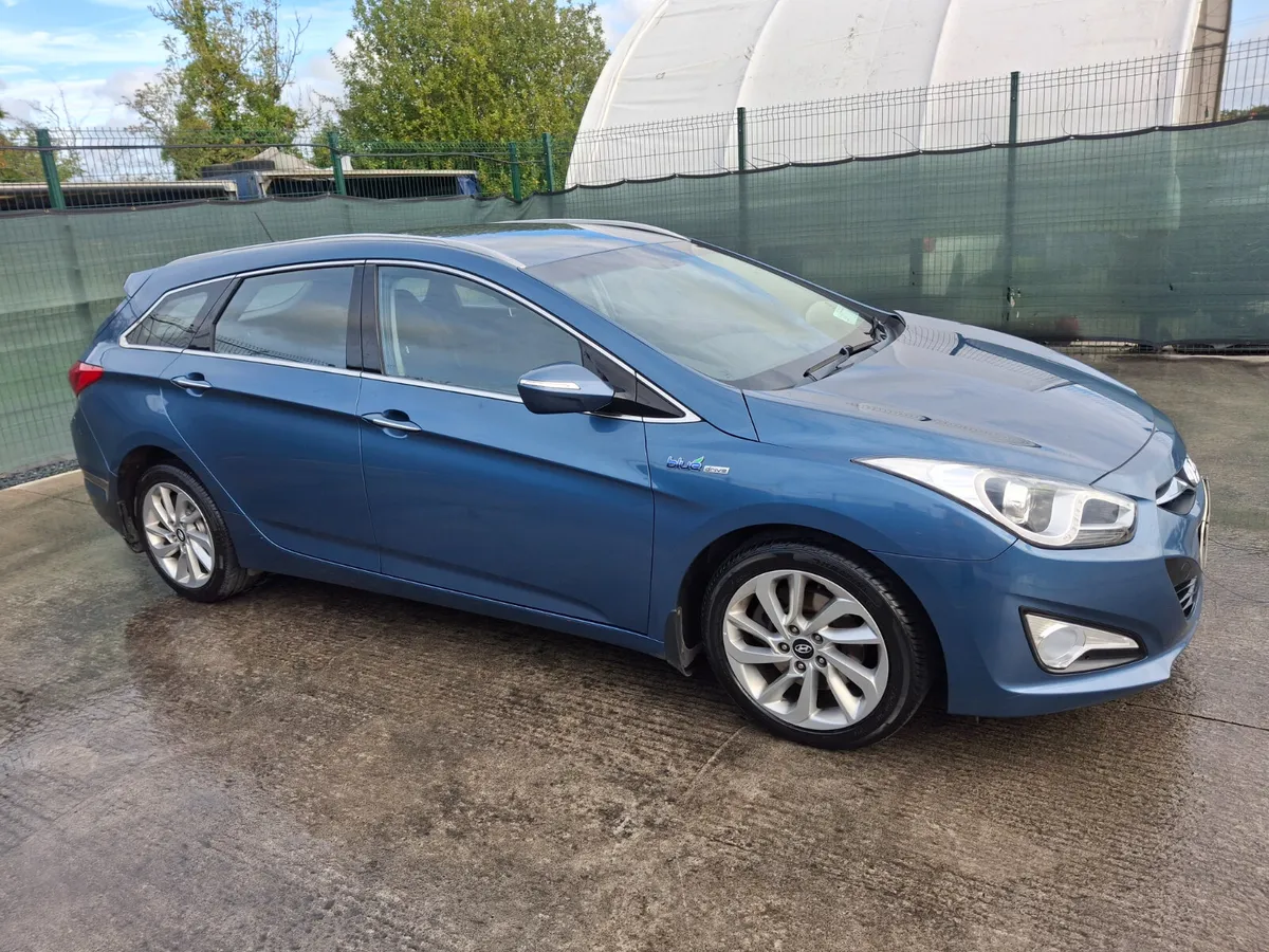 2015 Hyundai i40  Executive  light damage - Image 2