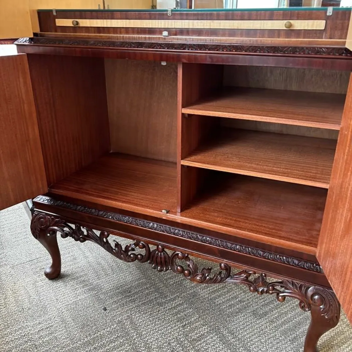 Mid 20th century mahogany flamed drinks cabinet - Image 3