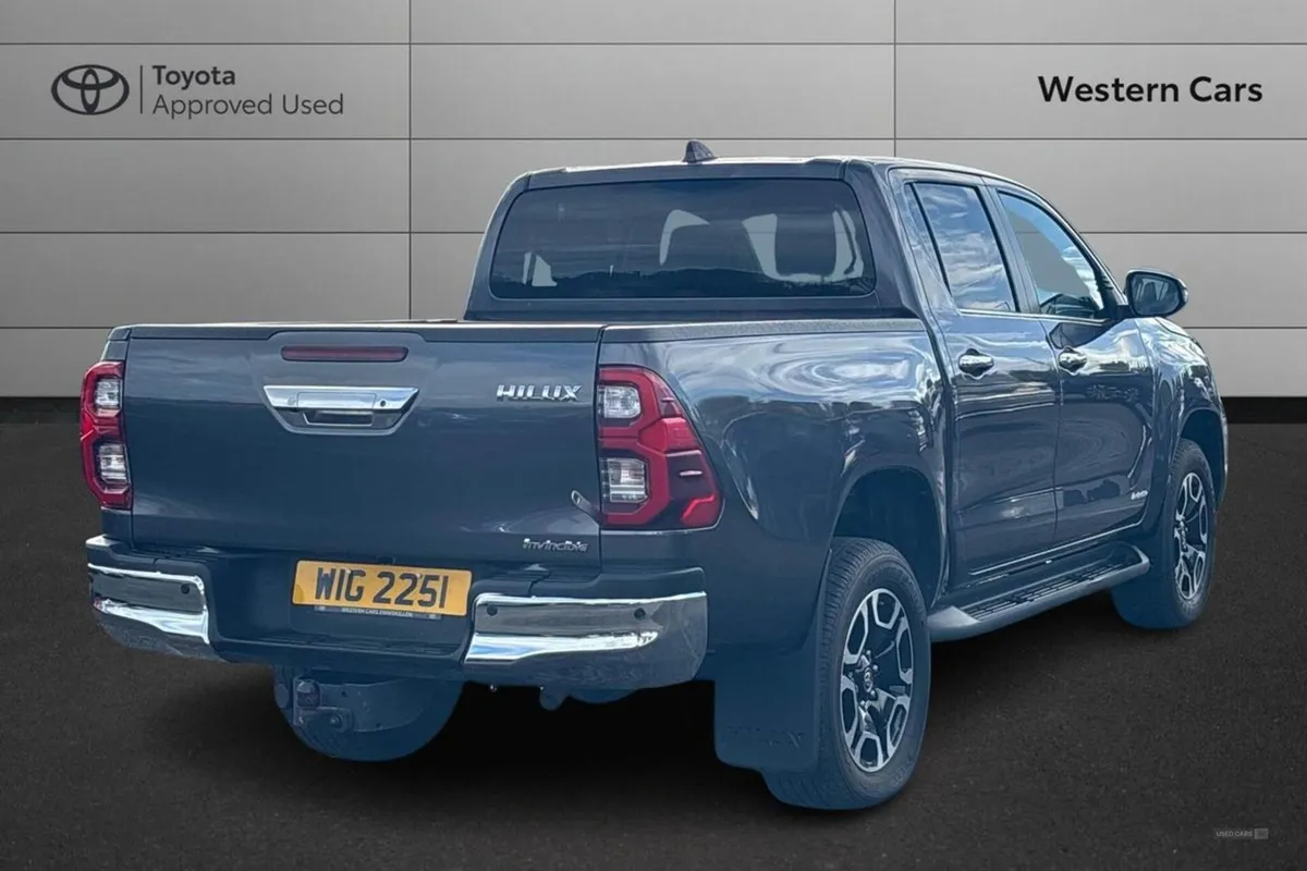 Toyota HiLux 2.8 D-4d Invincible Auto 4WD Euro 6 - Image 2