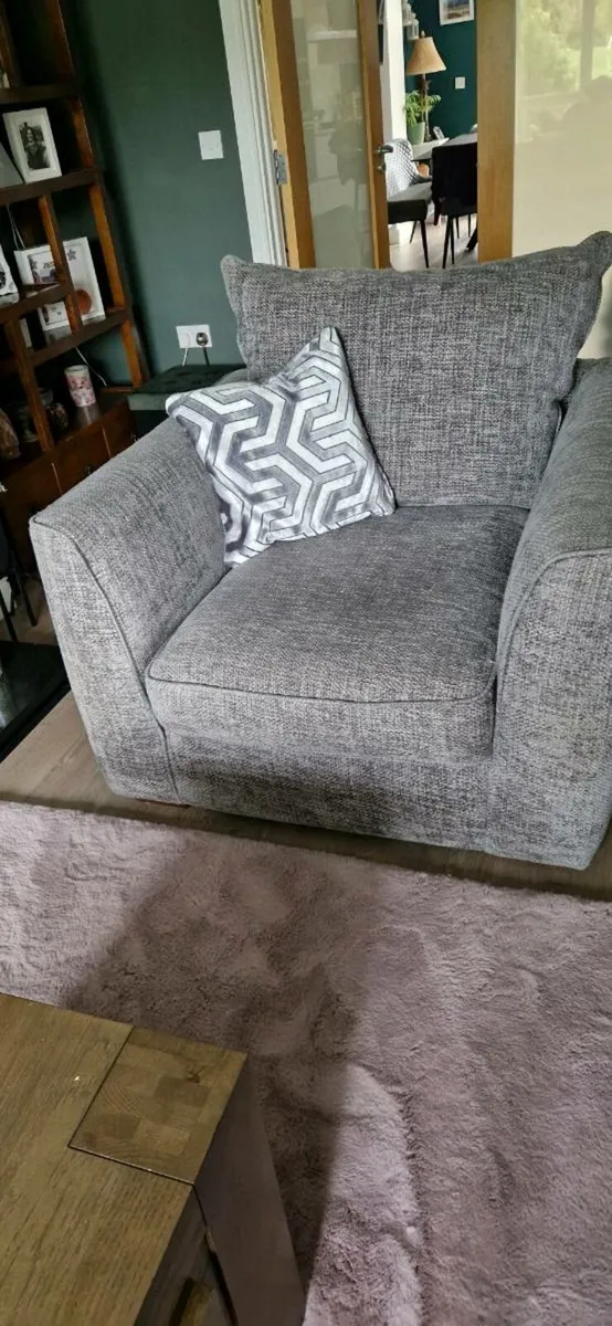 Suite of furniture (Sofa)- almost new - Image 4