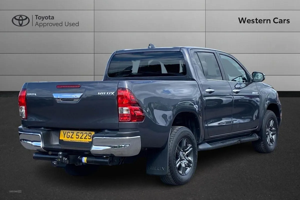 Toyota HiLux 2.4 D-4d Icon Pickup Double Cab 4dr - Image 2