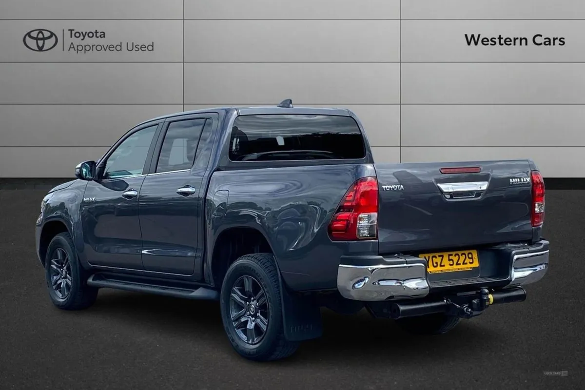 Toyota HiLux 2.4 D-4d Icon Pickup Double Cab 4dr - Image 4