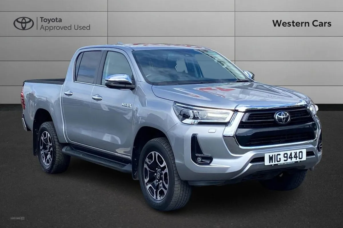 Toyota HiLux 2.8 D-4d Invincible Auto 4WD Euro 6 - Image 1
