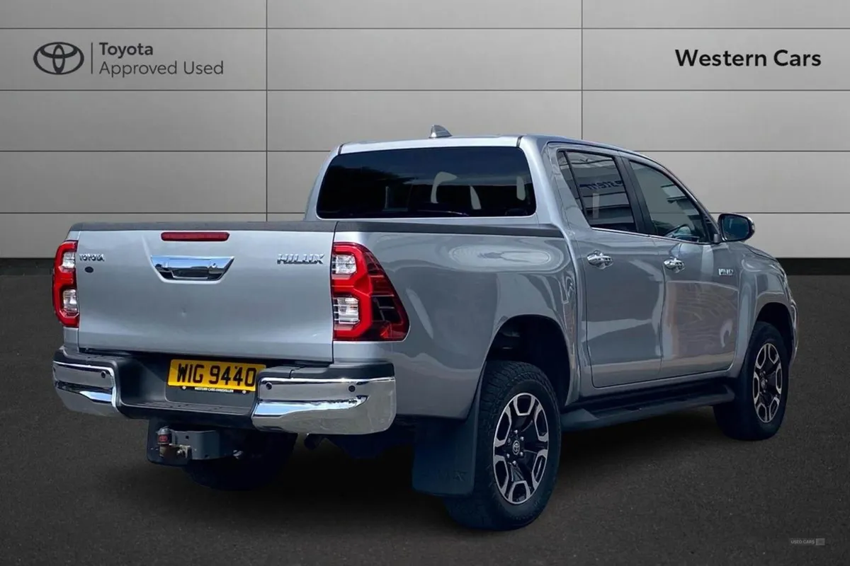Toyota HiLux 2.8 D-4d Invincible Auto 4WD Euro 6 - Image 2