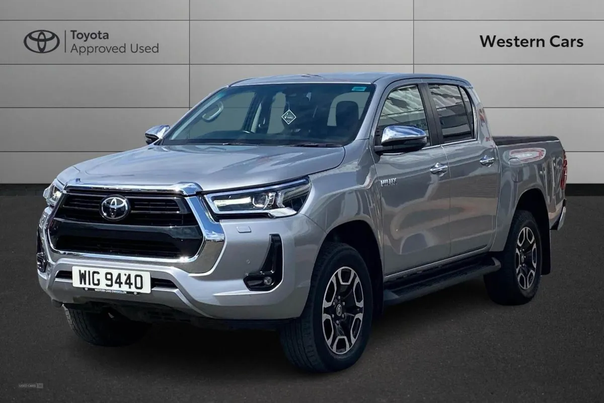 Toyota HiLux 2.8 D-4d Invincible Auto 4WD Euro 6 - Image 3