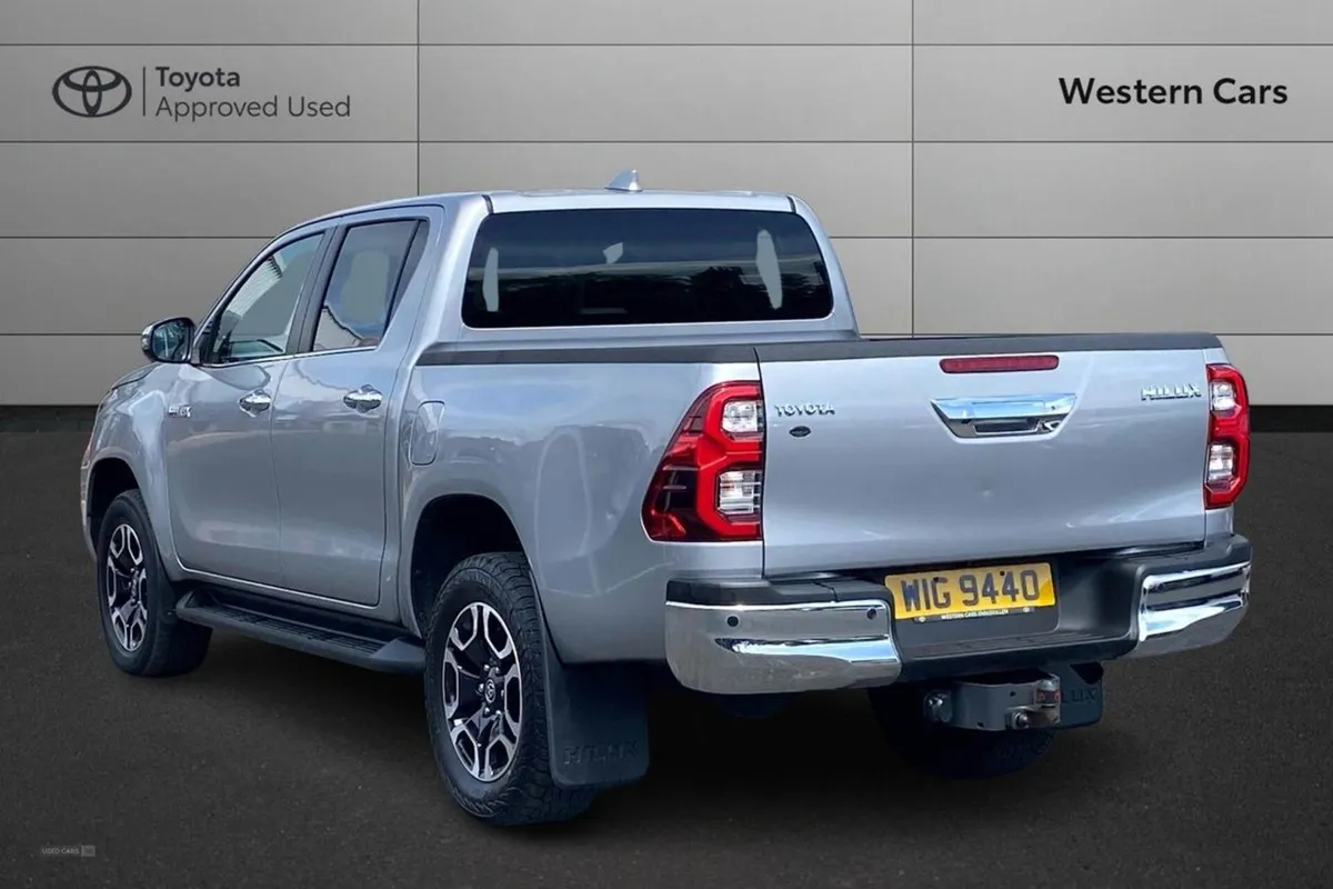 Toyota HiLux 2.8 D-4d Invincible Auto 4WD Euro 6 - Image 4