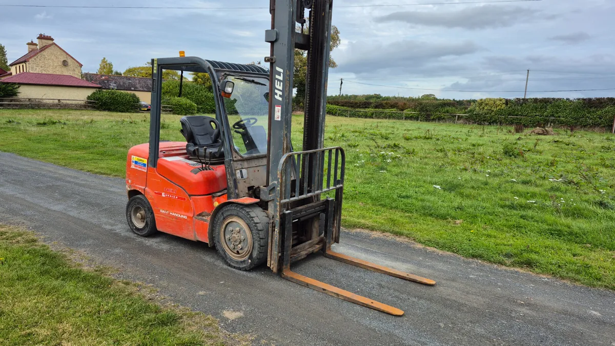 2011 DIESEL FORKLIFT - Image 1