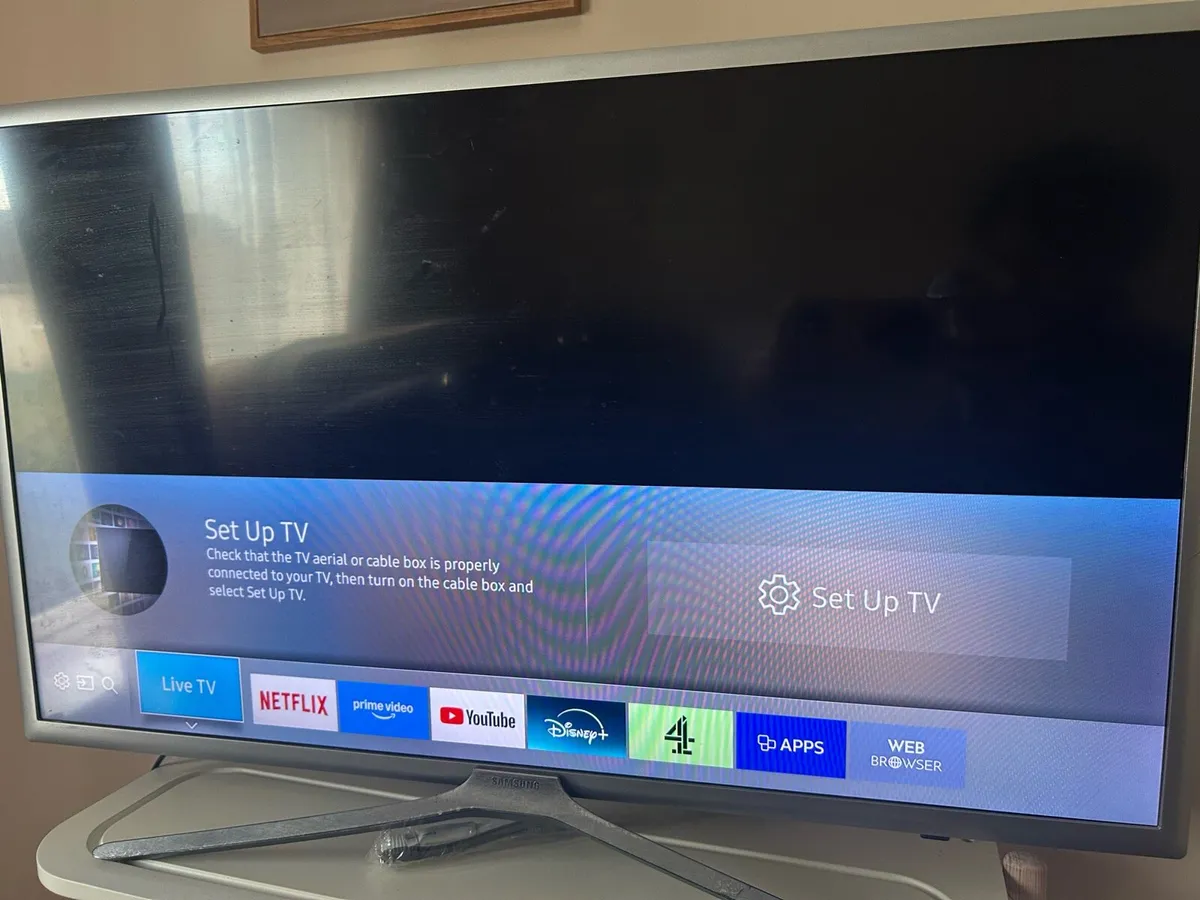 Samsung 32” Smart TV - Full HD - Image 1