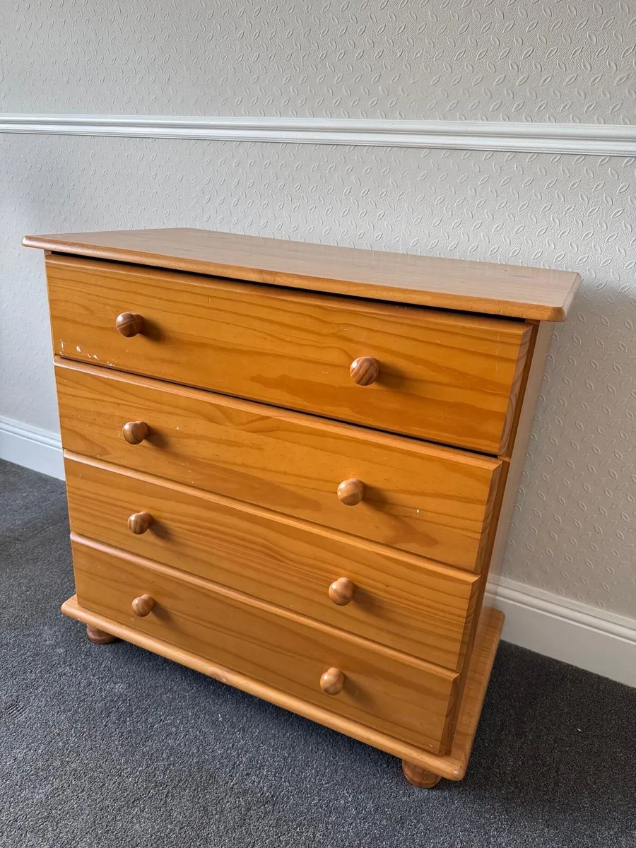 Bed side lockers and chest of drawers - Image 3