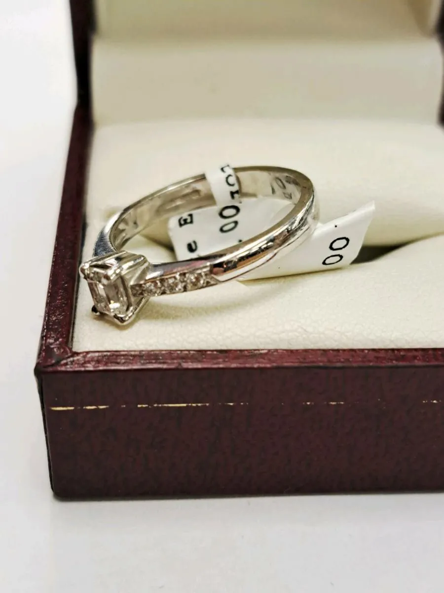 18K Gold White Diamond Ring 18CT - Image 2