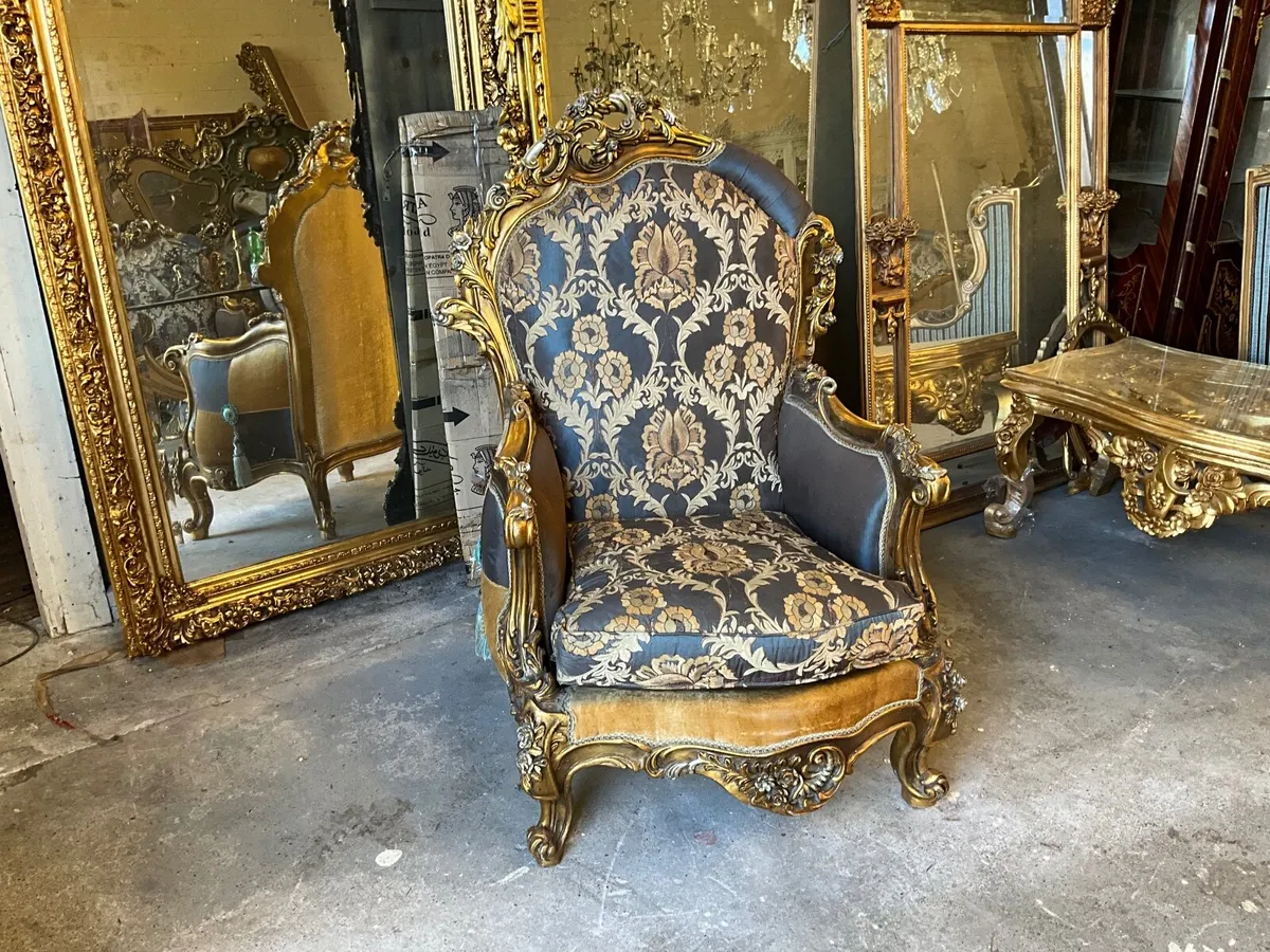 Large gilt chairs with fine carving - Image 1