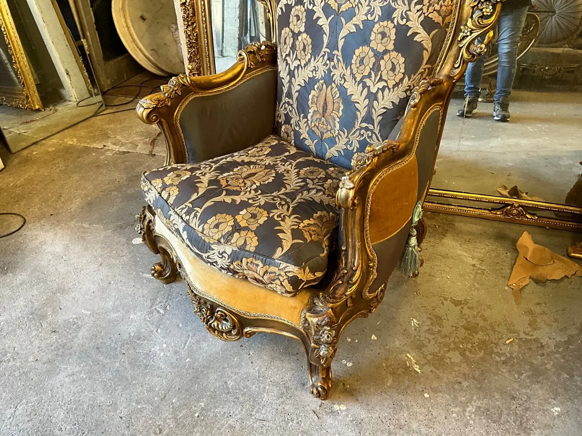 Large gilt chairs with fine carving - Image 2