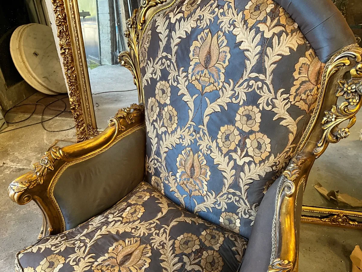 Large gilt chairs with fine carving - Image 3