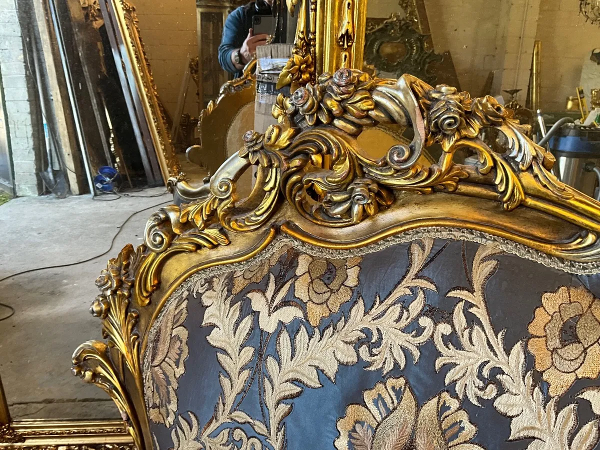 Large gilt chairs with fine carving - Image 4