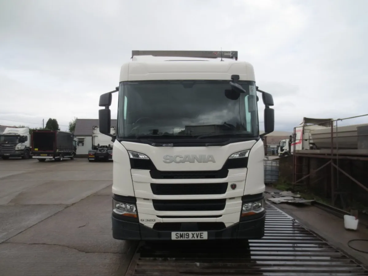 2019 Scania 6x2 Curtainsider - Image 2